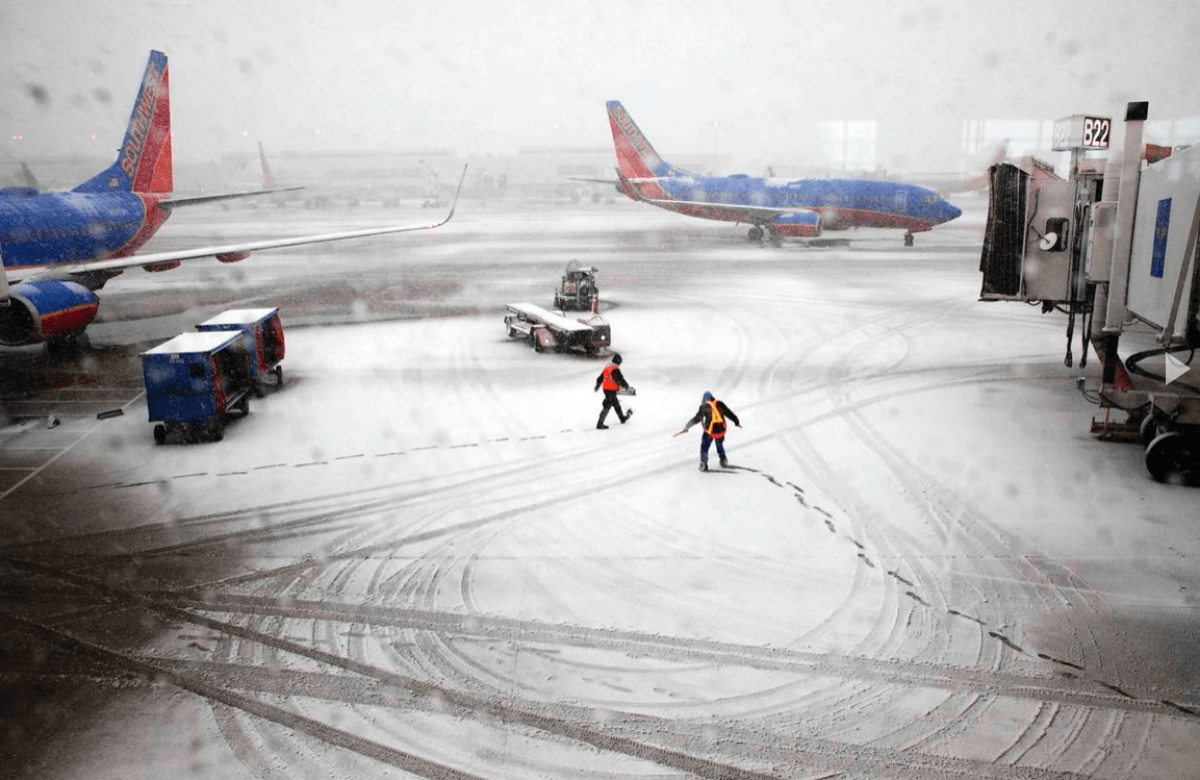 Snow cancels hundreds of flights